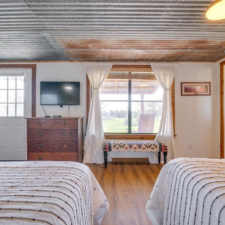 Delightful Carmine Studio On Farm Near Round Top! Exterior foto