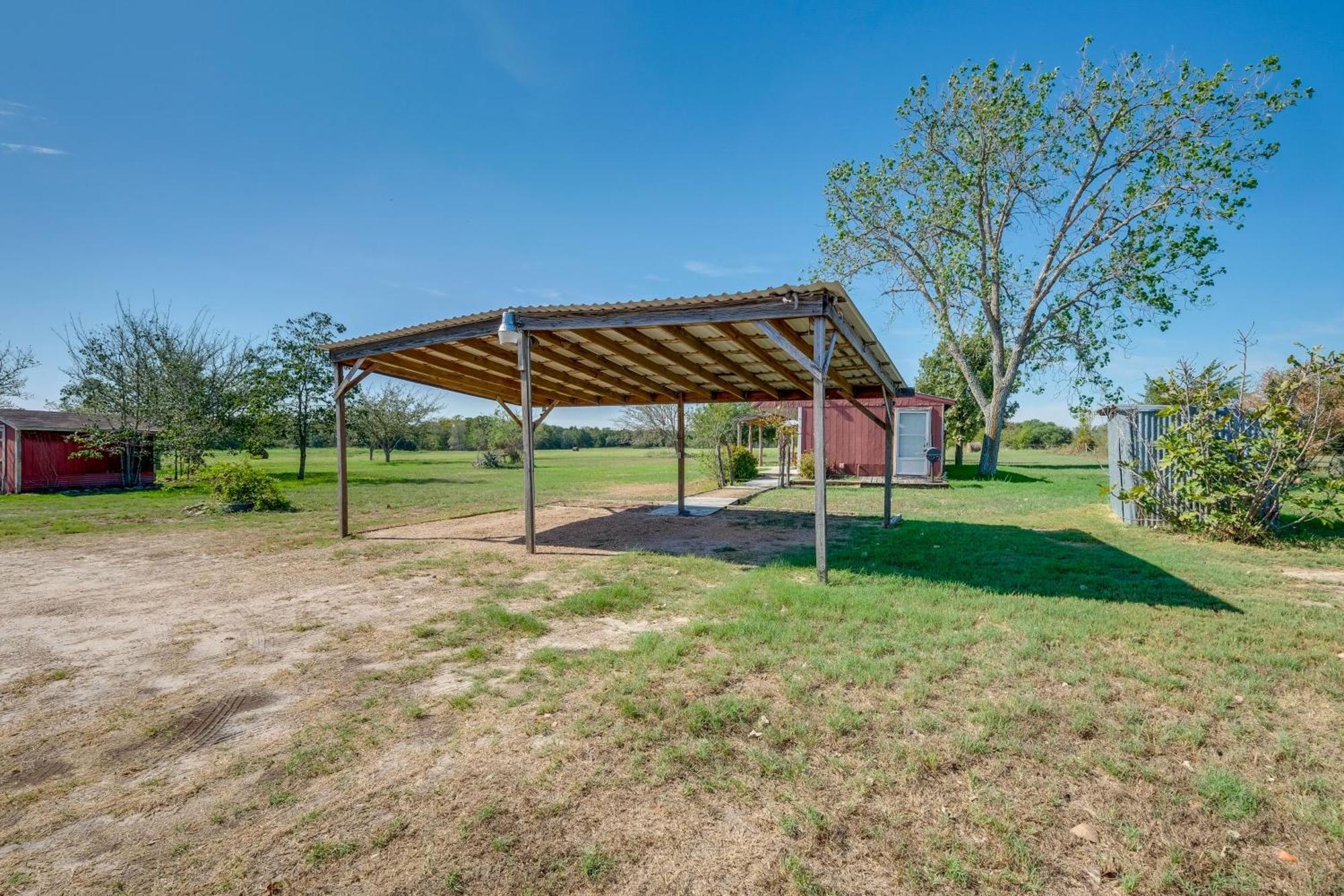 Delightful Carmine Studio On Farm Near Round Top! Exterior foto