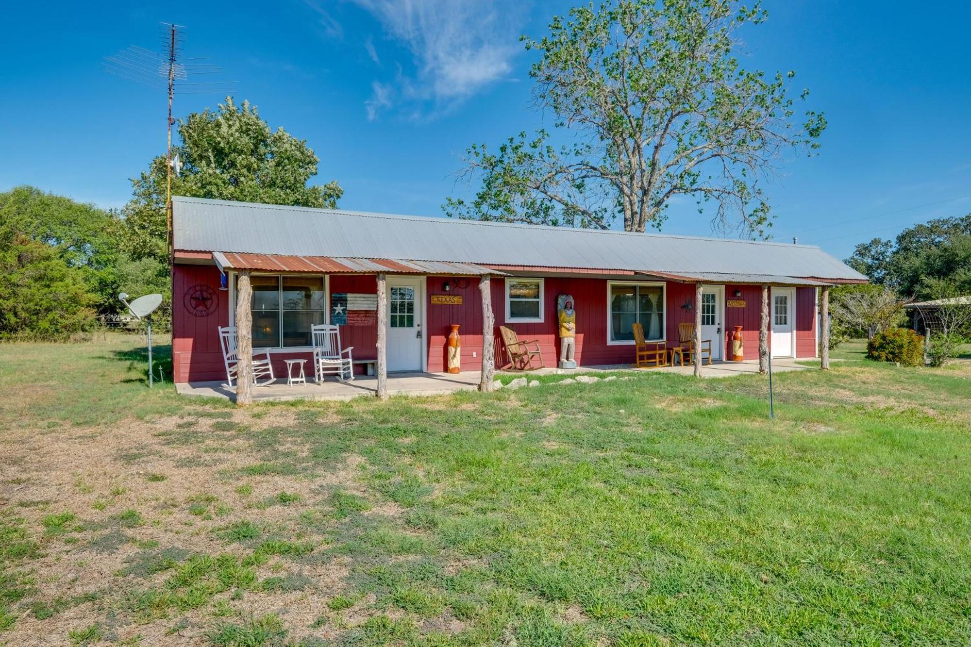 Delightful Carmine Studio On Farm Near Round Top! Exterior foto