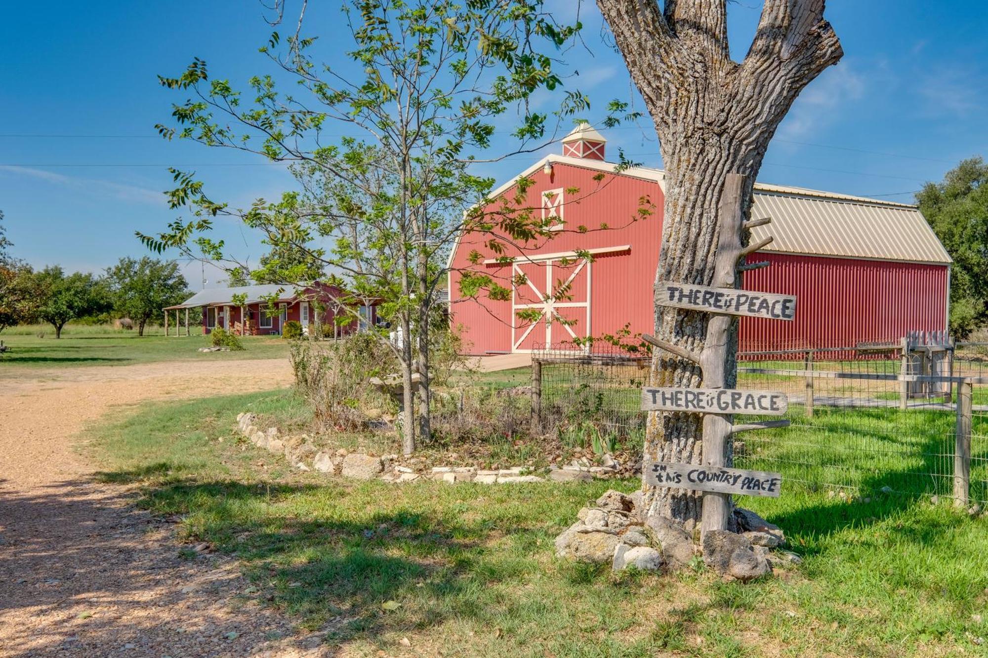 Delightful Carmine Studio On Farm Near Round Top! Exterior foto